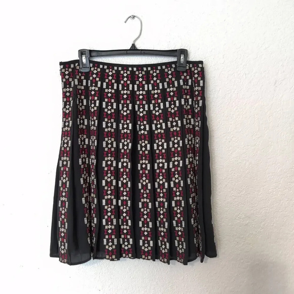 Ann Taylor Black Red Geometric Pleated Embroidered Skirt Knee Length Size 10 - Picture 3 of 10